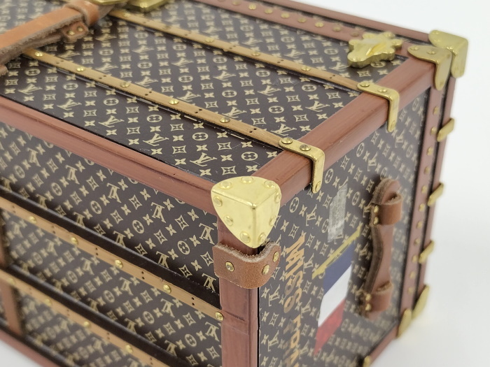 あなたにおすすめの商品 ルイヴィトン LOUIS VUITTON LV ノベルティ 2010 ミス フランス M99408 モノグラム ウッド トランク型  ペーパーウェイト 美品 オブジェ 置物