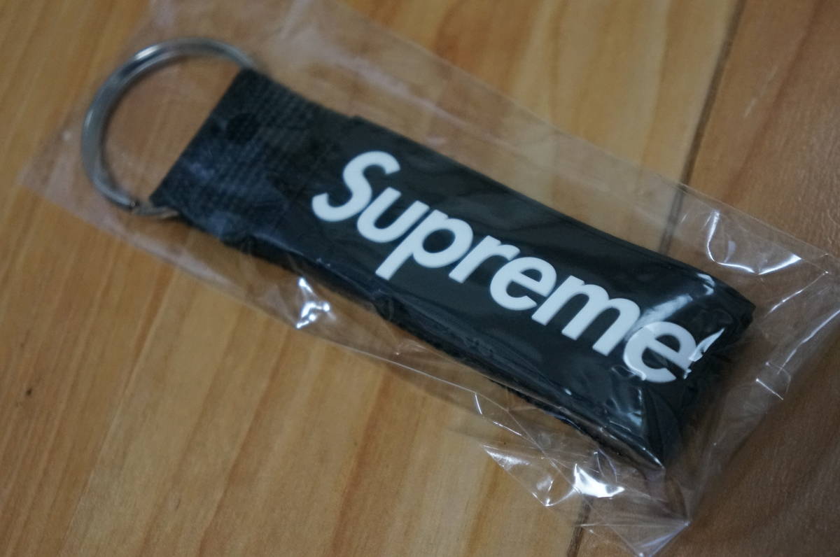 正規品 2023 新作 Supreme Webbing Keychain 黒色 即完売 人気品 キー