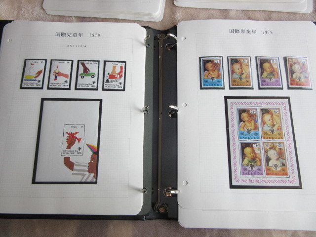 VOSTOK　ALBUM 各国発行「国際児童年1979の切手コレクション」約79リーフ 、合計で3冊の1