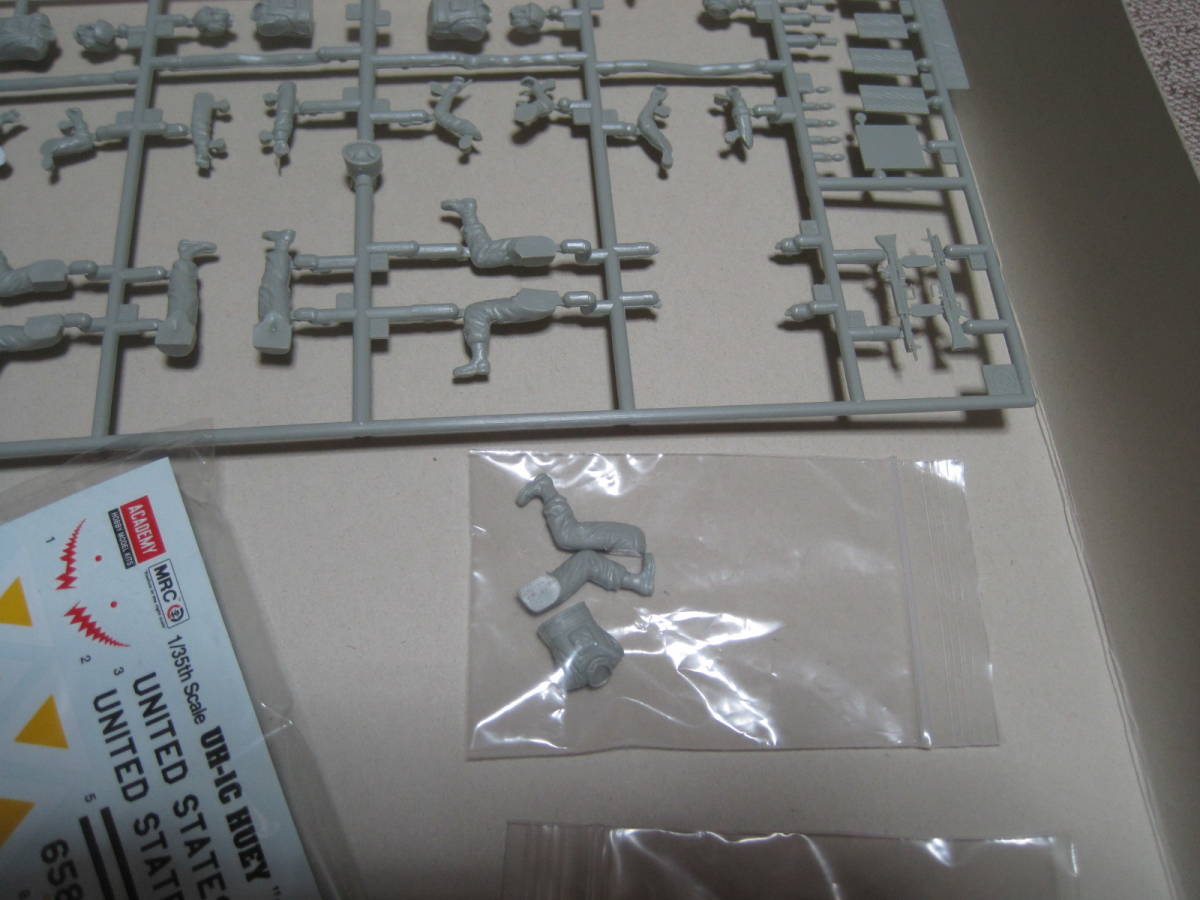未組み立て アカデミー 1/35 UH-1Cヒューイヘヴィホッグ(主力 未組み立て アカデミー 1/35 UH-1Cヒューイヘヴィホッグ(主力