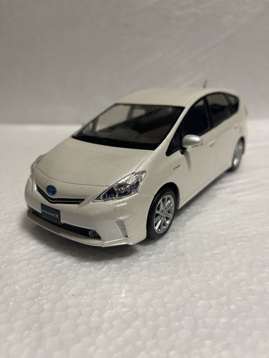 1/24 トヨタ プリウスα　PRIUS α 前期 非売品 カラーサンプル ミニカー　ホワイトパールクリスタルシャイン