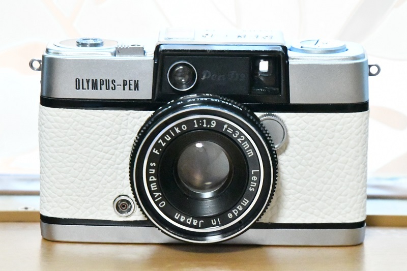 手のひらサイズのコンパクトフィルムカメラ 中古 OLYMPUS PEN D2 ホワイトカスタム 【オーバーホール済】【中古】【送料無料】