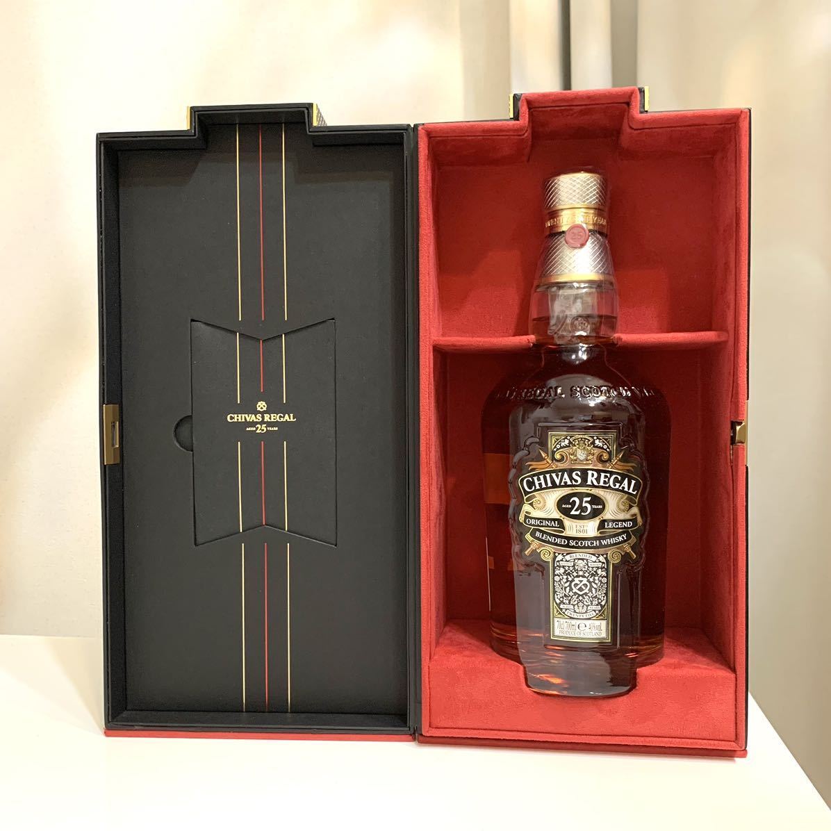 【送料無料・未開封・新品】Chivas Regal シーバスリーガル　25年 ブレンデッドスコッチウイスキー イギリス 700ml 箱 ギフトボックス付き