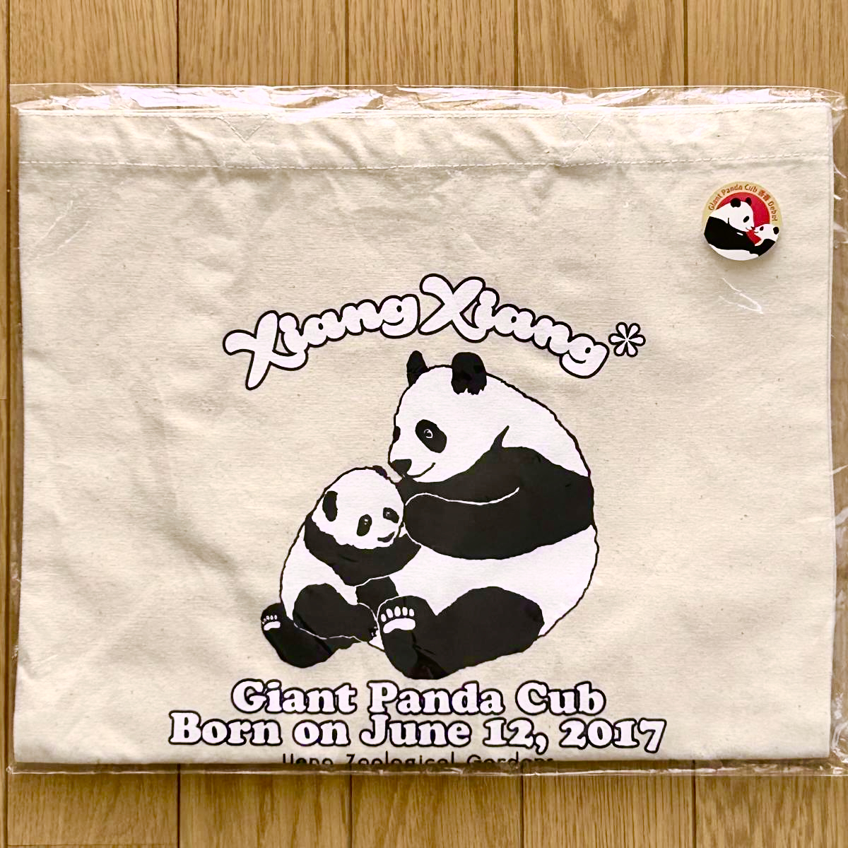 憧れの <新品♪>☆上野動物園☆トートバッグ パンダの親子(シャンシャン) 《送料無料》ジャイアントパンダ・香香・シャオシャオ・レイレイ / パンダ一般 憧れの <新品♪>☆上野動物園☆トートバッグ パンダの親子(シャンシャン) 《送料無料》ジャイアントパンダ・香香・シャオシャオ・レイレイ / パンダ一般