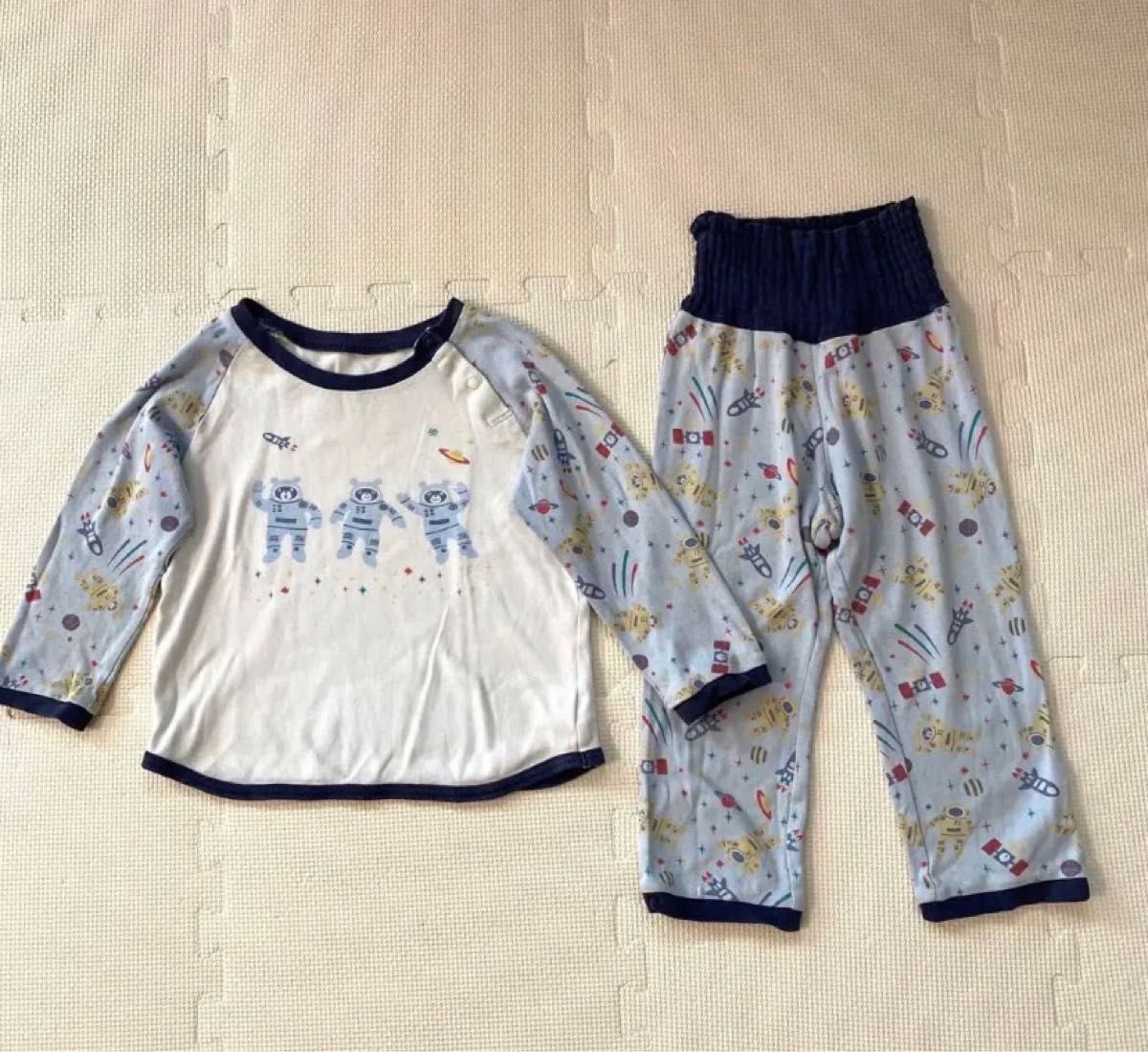 コンビミニ 長袖 パジャマ 男の子 サイズ100 腹巻きタイプ 宇宙柄|PayPayフリマ コンビミニ ガーゼパジャマ 110 宇宙柄