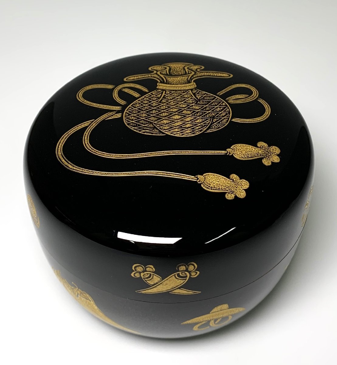 希少作【人間国宝 前史雄】作 輪島塗沈金宝づくし平棗 共箱 二 希少作【人間国宝 前史雄】作 輪島塗沈金宝づくし平棗 共箱 二