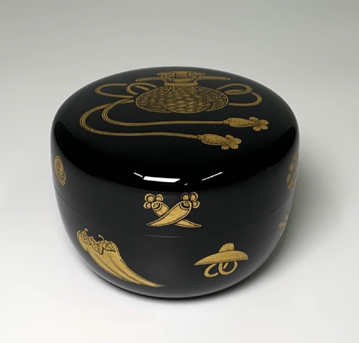 希少作【人間国宝 前史雄】作 輪島塗沈金宝づくし平棗 共箱 二 希少作【人間国宝 前史雄】作 輪島塗沈金宝づくし平棗 共箱 二
