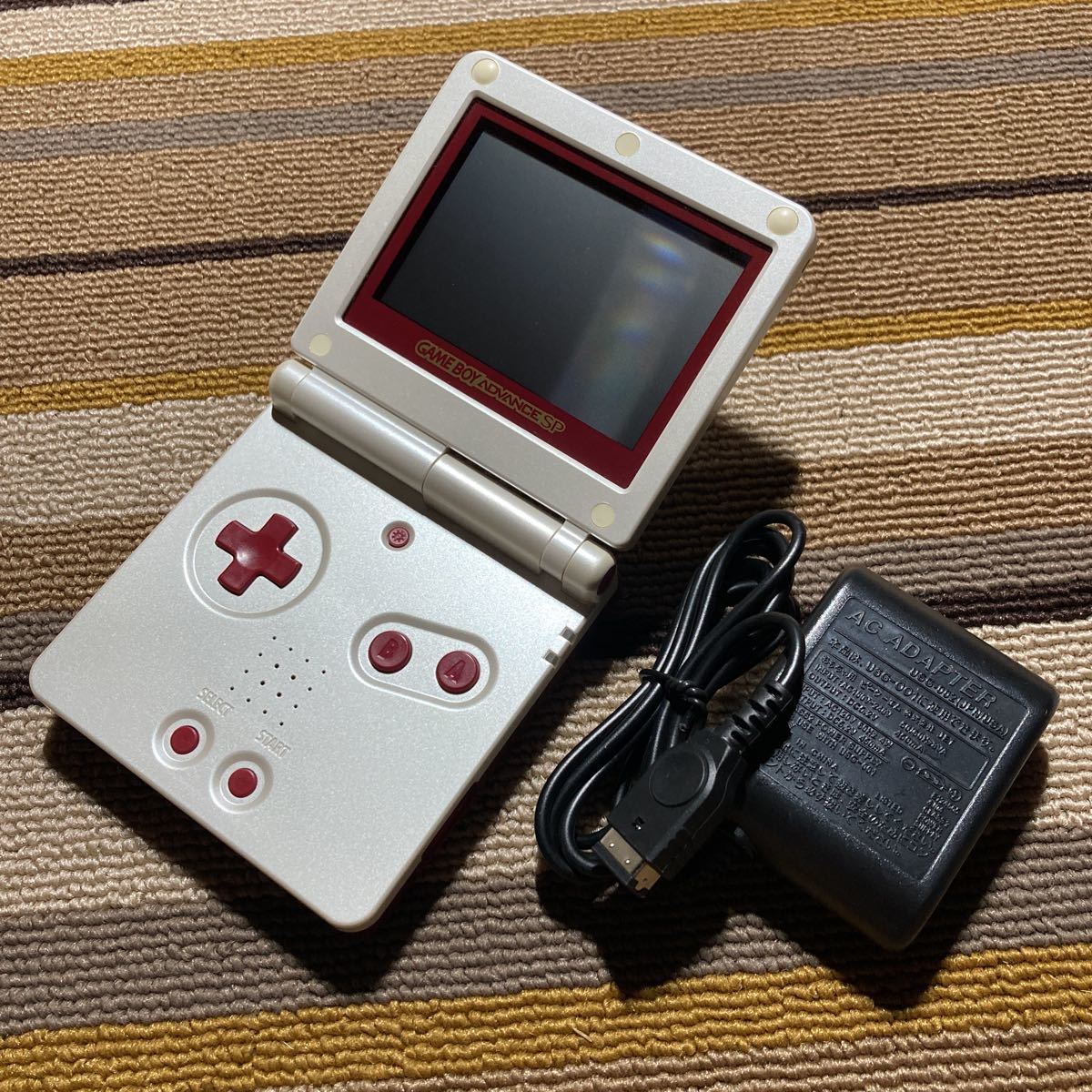 大流行中! ゲームボーイアドバンスSP ファミコンカラー 充電器付き