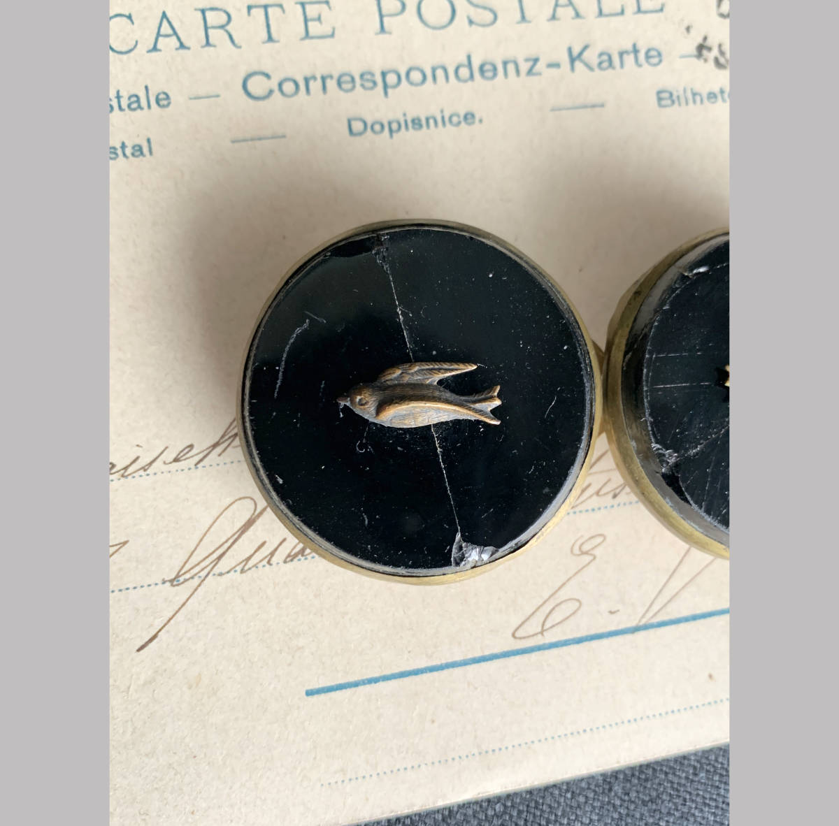 フランス パリ 19世紀後期 燕 ツバメ バックル ベルト ブレスレット フレンチ ジェット ガラス ボタン 黒 真鍮 φ34mm 裁縫 アンティーク_画像3