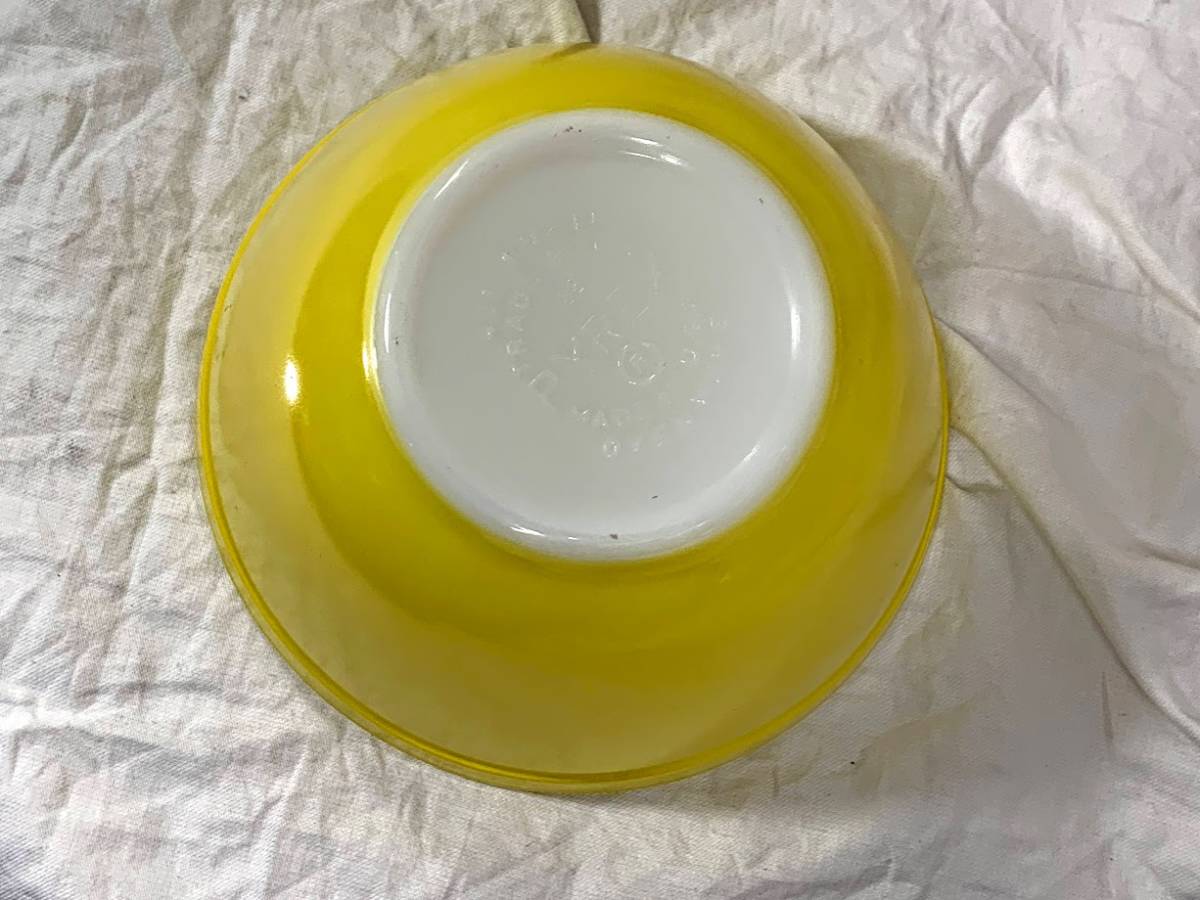 USA Vintage OLD PYREX/ Old Pyrex salad bowl / mixing bowl yellow/ vitamin yellow heat-resisting glass used collection 