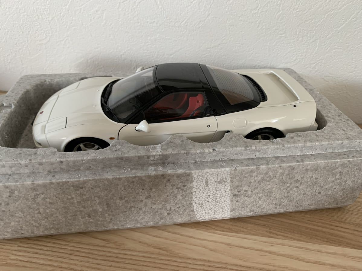 オートアートNSX タイプRチャンピオンシップホワイト カーボンバージョン-