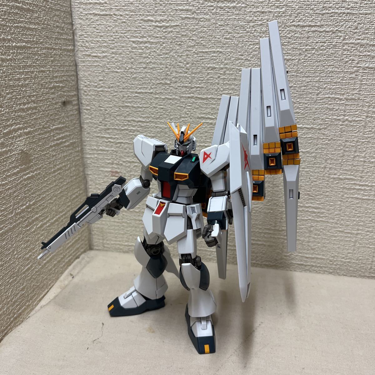 RX-93 ニューガンダム 組立済 1/144スケール HGUC 086 νGUNDAM 機動戦士ガンダム 部品取り ジャンク ガンプラ バンダイ 逆襲のシャア_画像8