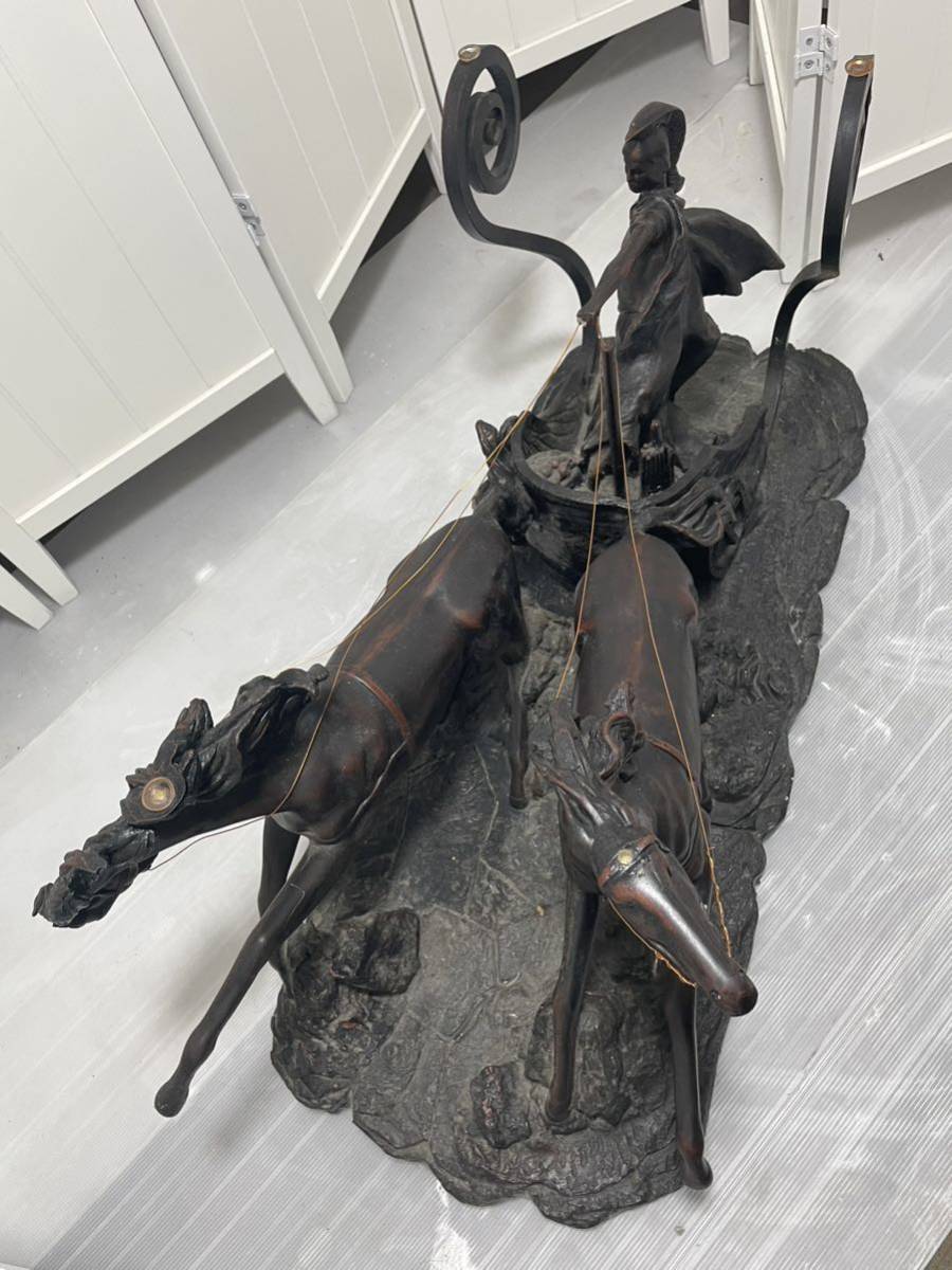 AO0421.1 中世のローマの戦士の像 ヴィンテージの彫刻 馬2頭 ガラステーブル オブジェ 長さ約85cm 直接引取り 愛知県発_画像6