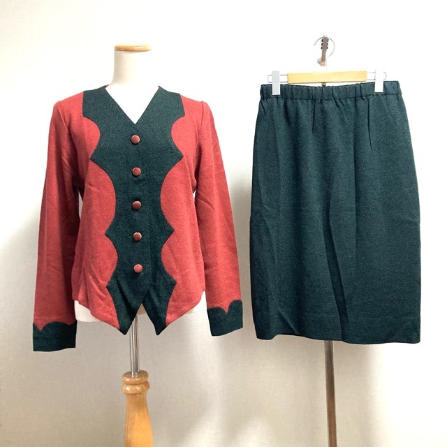 #wnc サイトウトヨコ 斉藤都世子 セットアップ 赤系 緑 ニット ノーカラー ツーピース レディース [801868]