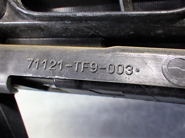 S1325　フィットシャトル　ハイブリッド　GP2　前期　グリル　71121-TF9-003　美品_画像3