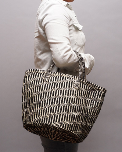 【誠実】 アフリカ　ケニア　サイザルバッグ　アクリル柄編み　10インチ　ホワイト&ブラック　No.4　かごバッグ バスケット、籐かご