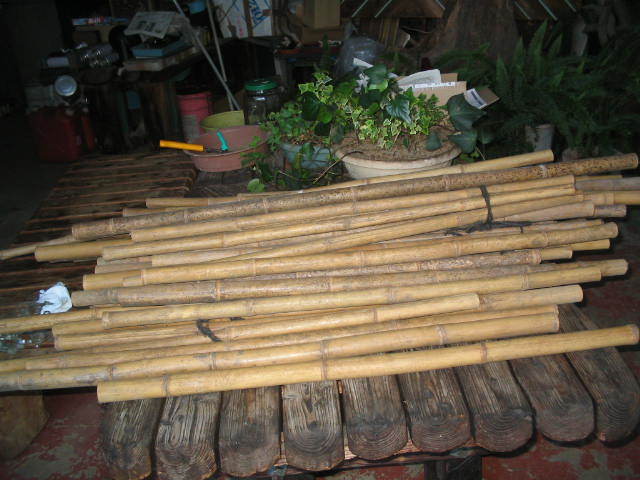 竹　太さ　4～5ｃｍ　長さ　1ｍ5ｃｍぐらい　その他、太いもので長いものあります。引き取りでお願いします。　_径３～５cm、長さ８０～１m前後