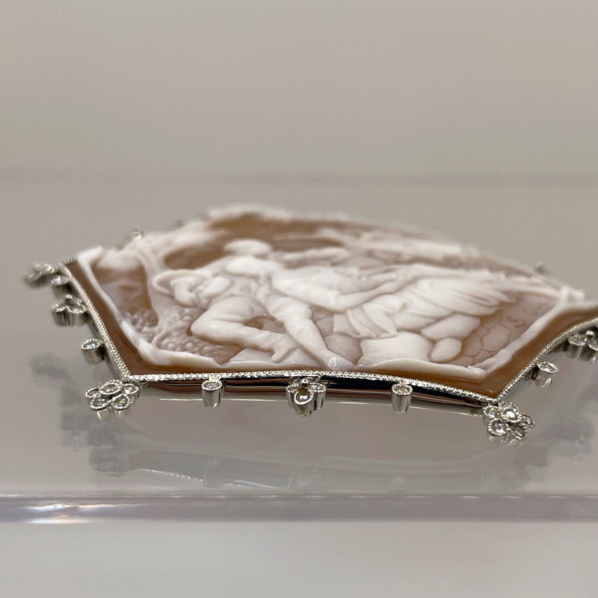 カメオデザインブローチ ダイヤ 0.36ct ペンダントトップ