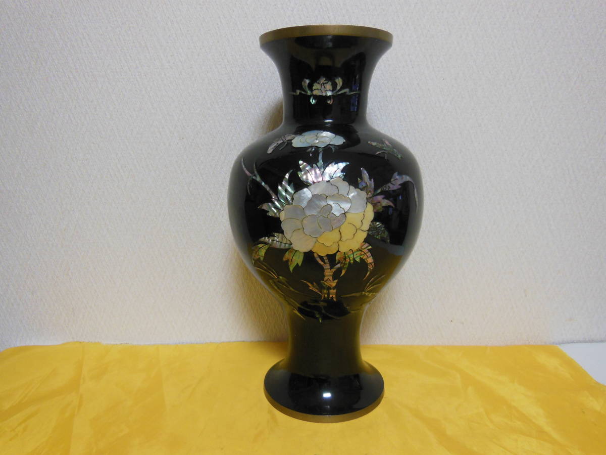 工芸品　真鍮製　花瓶・インテリア　螺鈿細工・漆塗　高さ：３１ｃｍ　最大直径：１７ｃｍ　送料無料_画像1