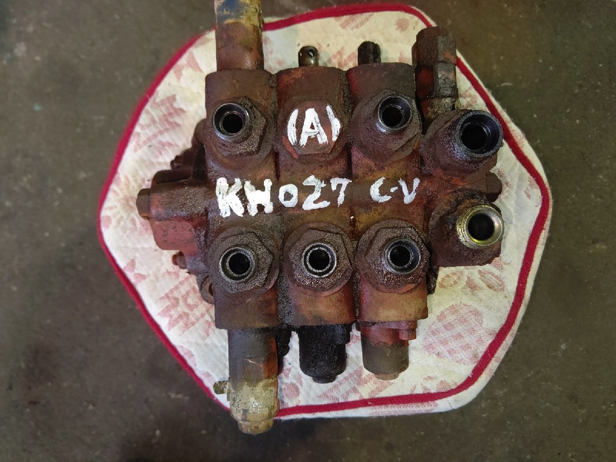クボタ　KH027　油圧ショベル　コントロールバルブ（A）_画像1