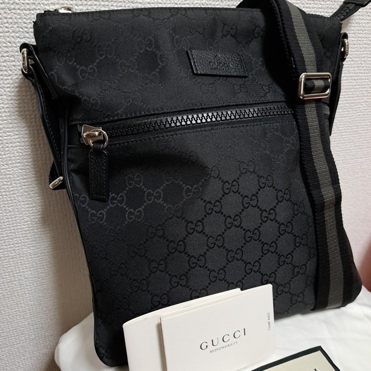 未使用に近い★ GUCCI ショルダーバッグ★ ユニセックス 黒斜め掛け グッチ ショルダーバッグ