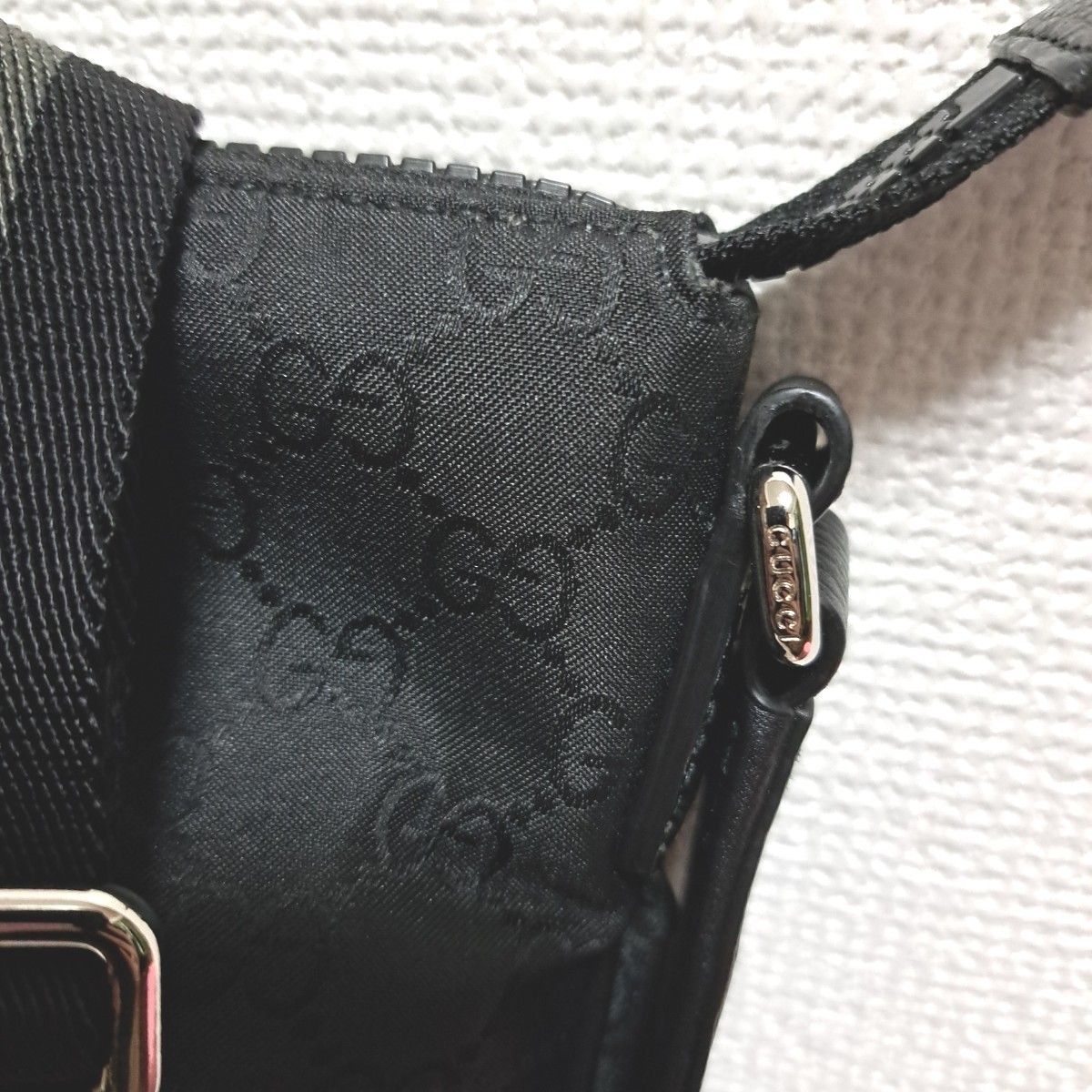 ☆ほぼ新品☆正規GUCCIメンズ ショルダーバッグGG柄ブラックナイロン