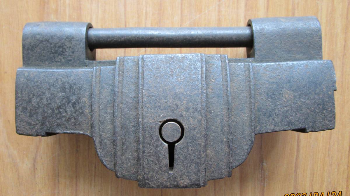 錠前　鍵　土佐錠　別名お染錠　在銘(本家善久製造)　中のバネなし　鍵なし　貴重品　程度良し　修理できる方へ　横幅約18㎝　1個