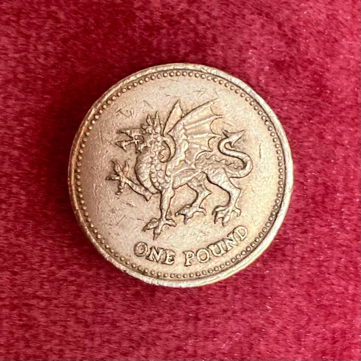 イギリス旧１ポンド硬貨2000年版特別デザイン（Dragon）ウェールズの 赤い竜①【お値段交渉不可】