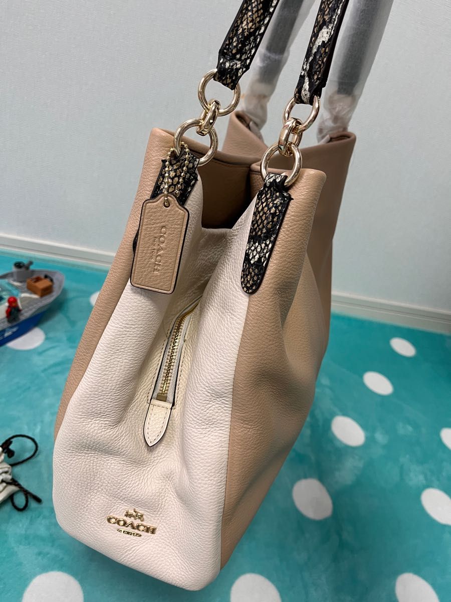 COACH レザートートバッグ 型押しショルダー 大容量 新品未使用