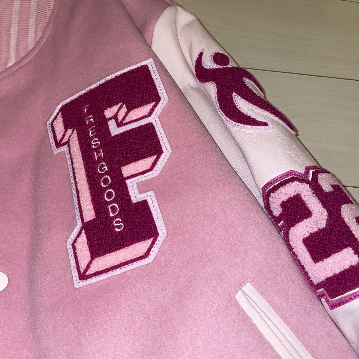 MLB エコファー バーシティジャケット CLE (Mg.Pink) joe freshgoods varsity jacket ジョーフレッシュグッズ バー