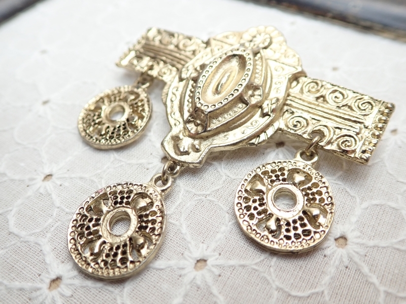 L211　ヴィンテージ ブローチ　ゴールドカラー　チャーム飾り　Vintage　brooch_画像2