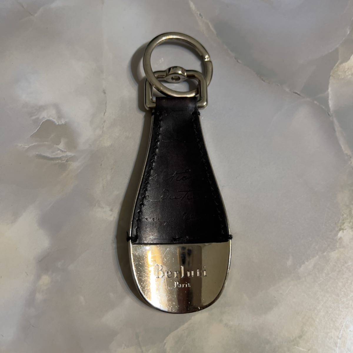 BERLUTI メタリックグリーン キーホルダー BERLUTI メタリックグリーン キーホルダー 2025年最新