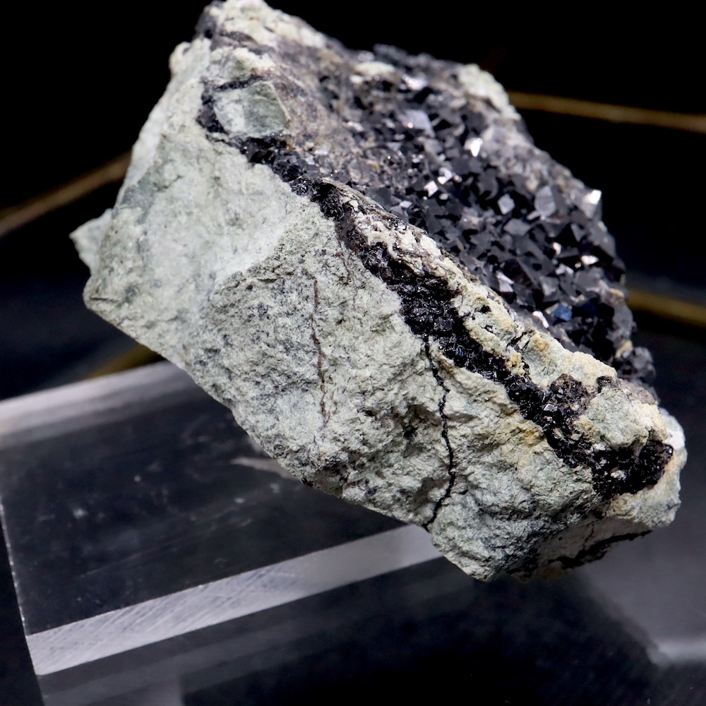 【送料無料】メラナイト ガーネット 灰鉄柘榴石 原石 201,7g AND103 鉱物 標本 原石 天然石