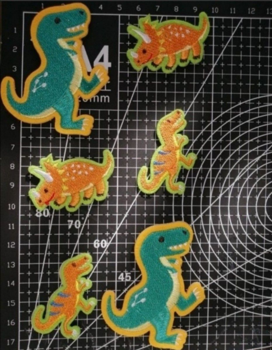 6枚入り恐竜刺繍アイロンワッペンシールタイプ