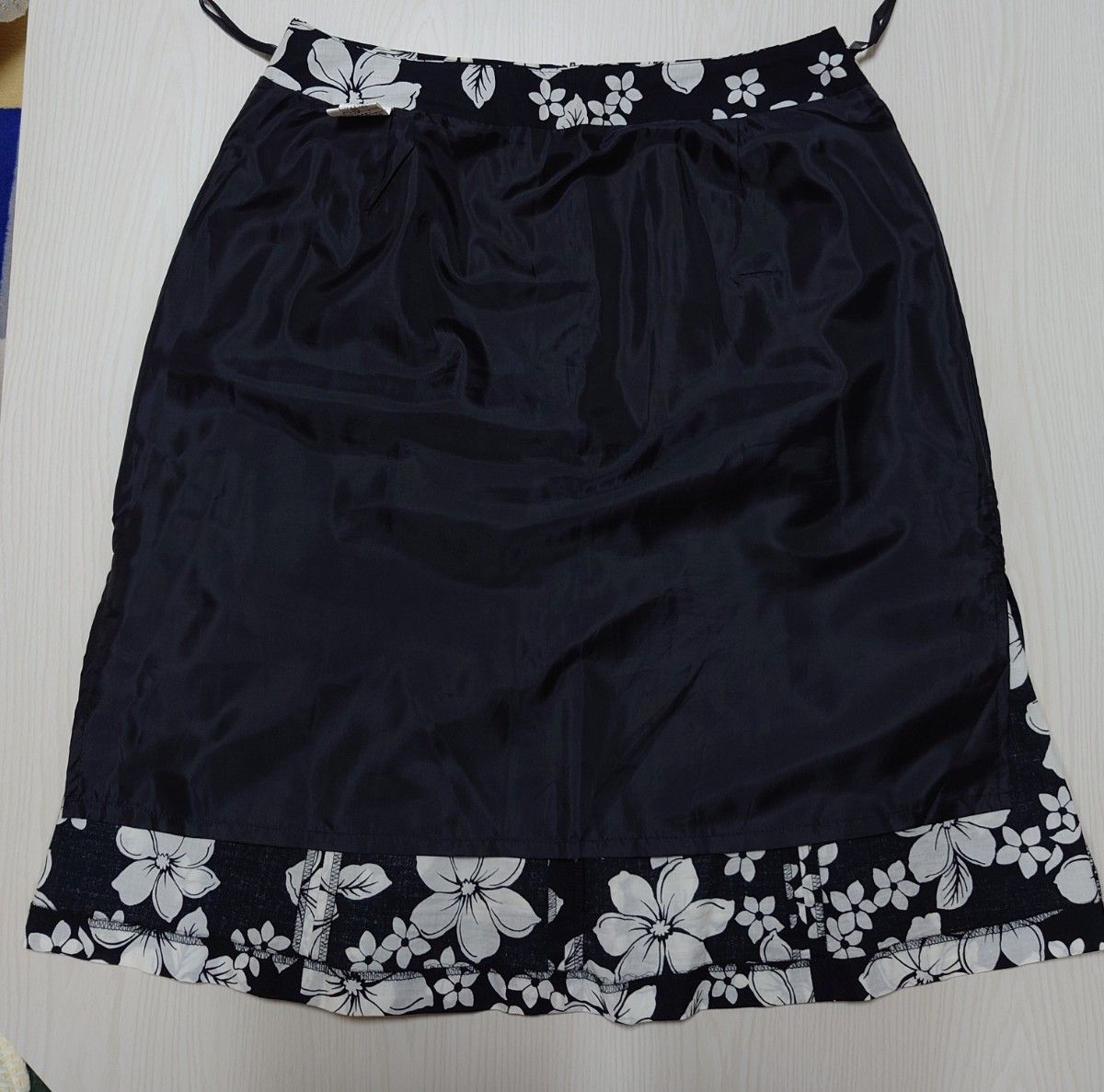 黒・白 花柄スカート ウエスト７３センチ 中古品