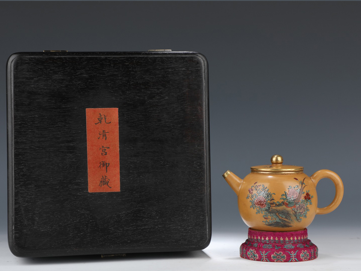徳】旧家蔵出『 清 紫砂急須 加彩花卉紋紫砂茶壺 紫檀木箱付き 孟臣製