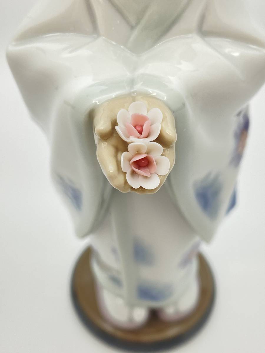 バーゲンで LLADRO リャドロ 6151 No. フィギュリン FLOWERS BEARING ** リヤドロ