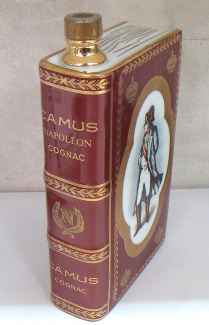 G61902:CAMUS カミュ ナポレオン ブック型 赤 陶器ボトル 700ml 度数記載なし 箱 替え栓付き コニャック 未開栓 アルコール 