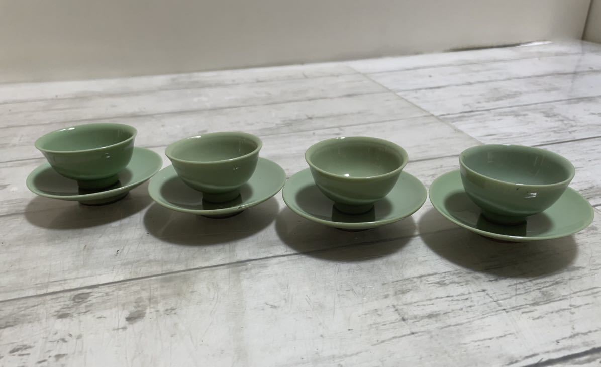 23A04-97:煎茶碗　湯呑 ぐい呑み 煎茶器 青磁 茶托付き ４客　 煎茶道具 古美術 時代物 骨董品_画像1