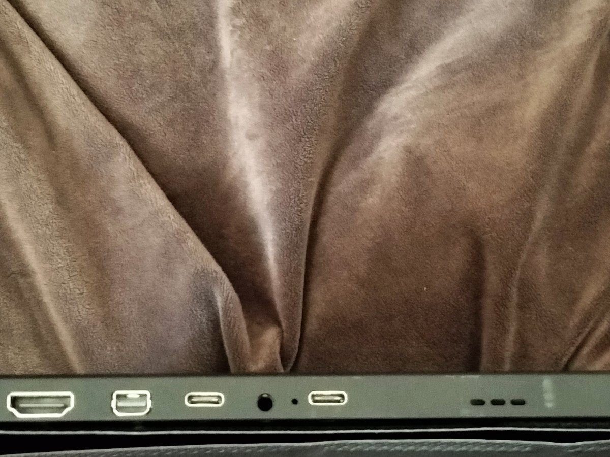 完動品】モバイルモニター 13.3インチ 4K IPS 美品 電源、カバー付き