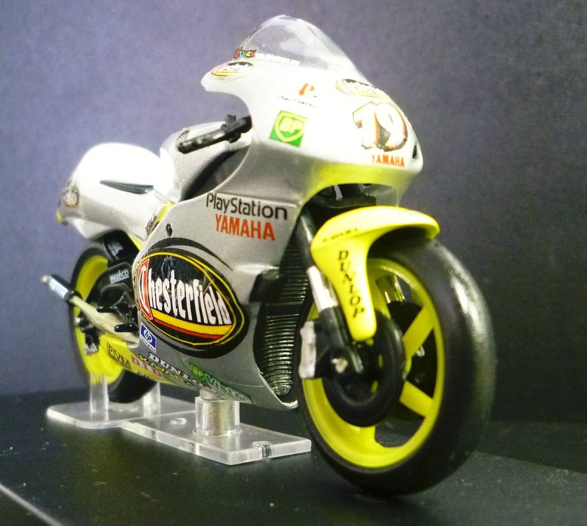 ixo チェスターフィールド たばこ 1/24 ヤマハ YZR250 #19 オリビエ ジャック ヘルメット付きチャンピオン YAMAHA YZR 250 2000 MotoGP _サンプル画像