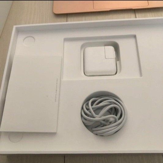 Apple 2020 MacBook Air ノートパソコン: M1 Chip、13インチ、8GB、256GB箱付き