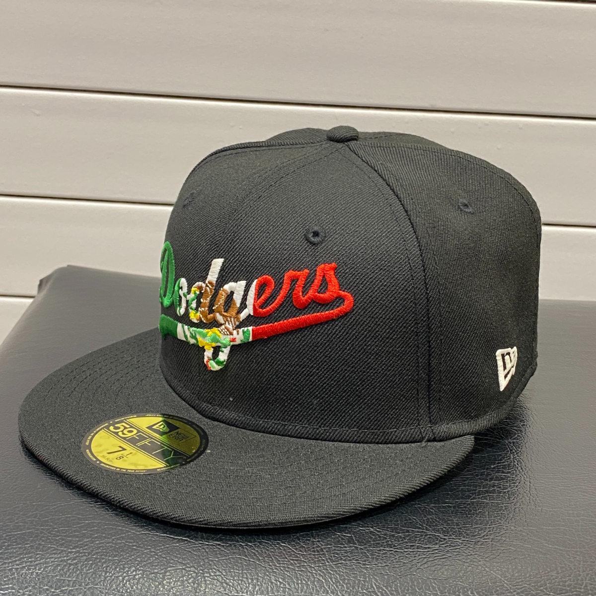 USA限定 【7.1/8】NEWERA ニューエラ LA Dodgers ドジャース メキシコ国旗 Mexico Flag ヒスパニック ヘリテージ 59FIFTY 黒 (15-17)_画像3