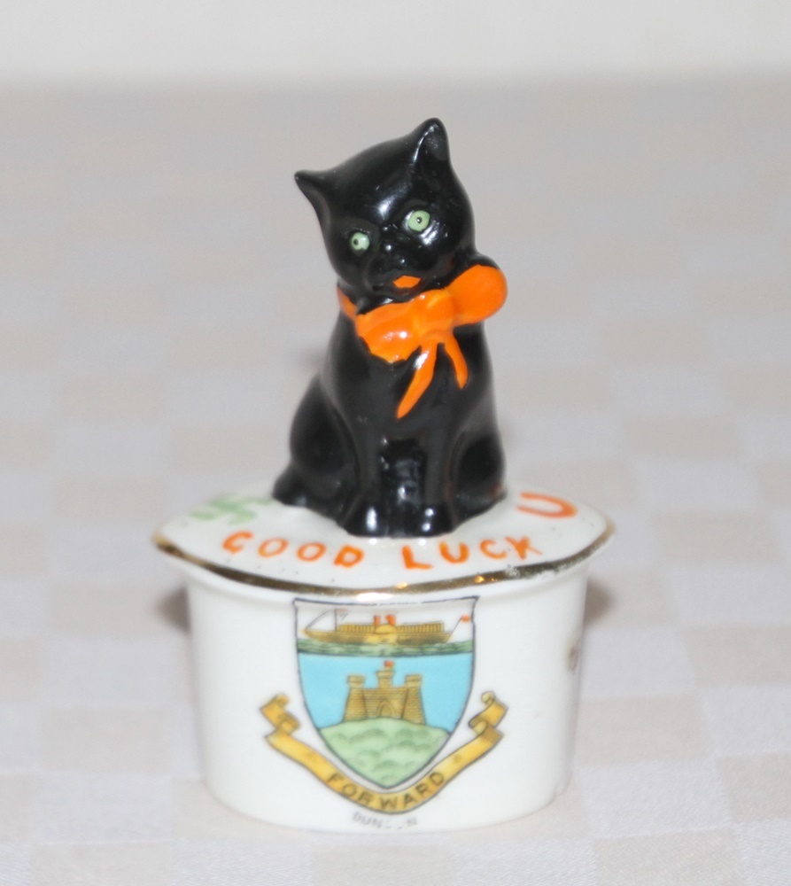 英国土産　黒猫　ラッキー・キャット・フィギュア　置物　CARLTON CHINA 　紋章付 陶磁器　中古品　ヴィンテージ　アンティーク_画像1