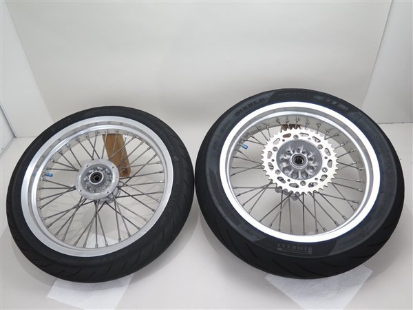 モデル着用&注目アイテム Dトラッカー LX250E 純正 前後 ホイール