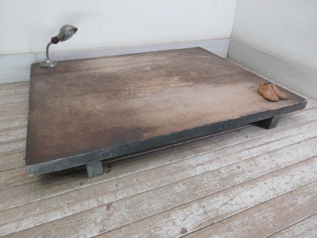 古い木味厚い板の大きな作業台J319　　　　　アンティーク裁板まな板テレビ台ローテーブル天板長テーブル店舗什器カフェ什器無垢材古家具
