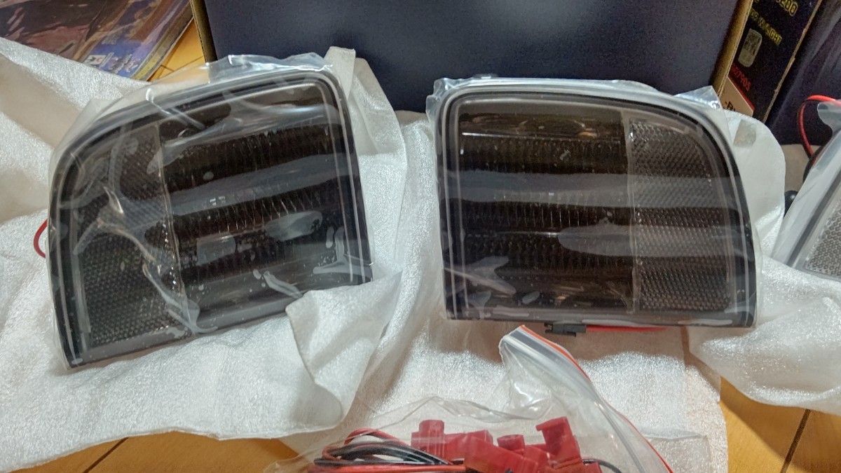 HOWELL トヨタ 社外 未使用 ランドクルーザー リアバンパー リフレクター 赤 白 LED ランクル 200系 FJ200 WE-RB07905 TOYOTA ランプ_画像3