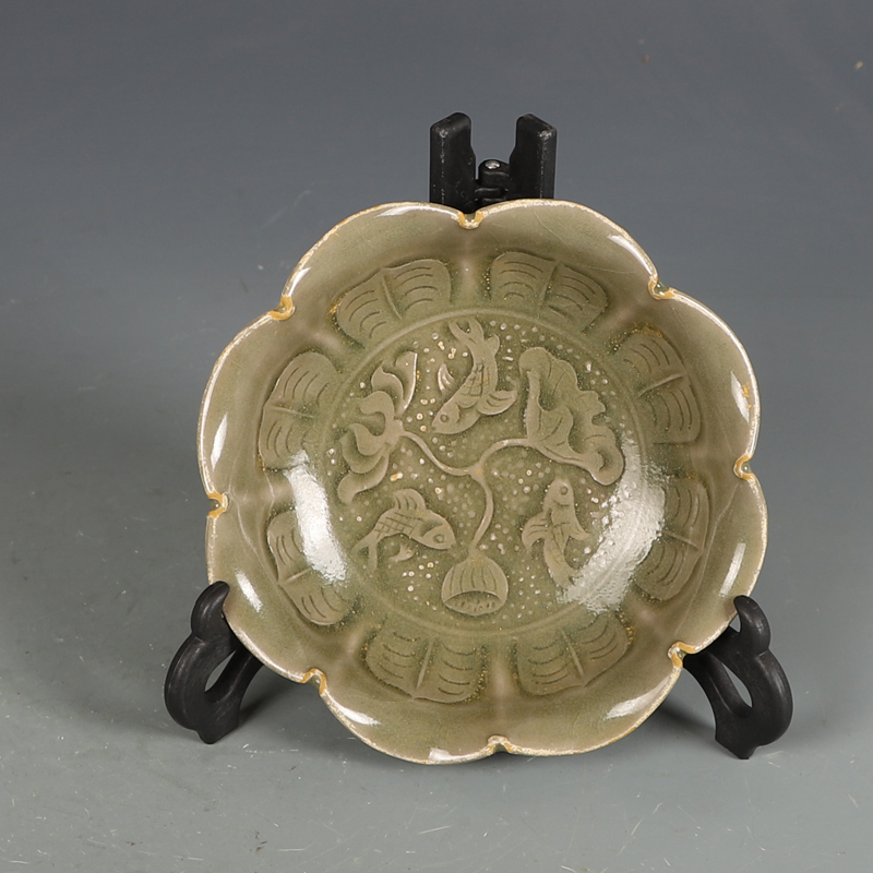 宋代　耀州窯　青釉　魚紋磁皿のサムネイル