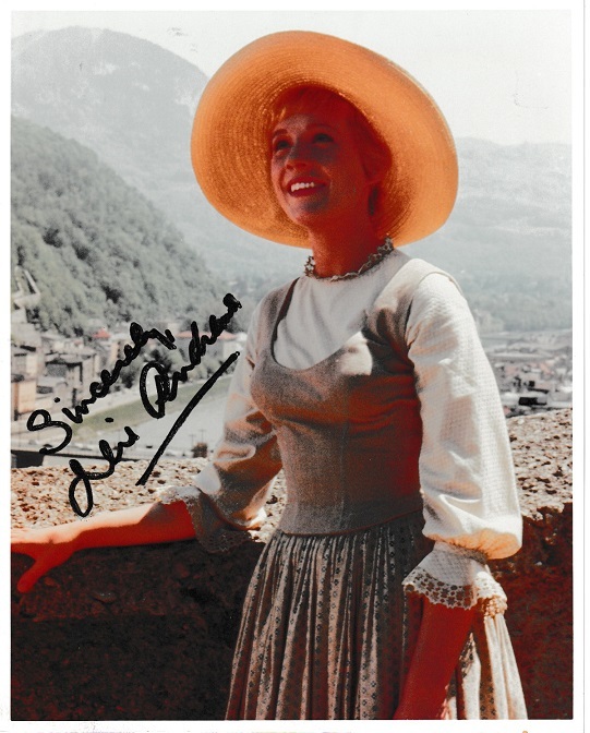 英国女優・歌手・ダンサー ジュリー・アンドリュース (JULIE ANDREWS) ( 1935~ ) ブラックインクによる 直筆サイン入カラー写真Ycc1