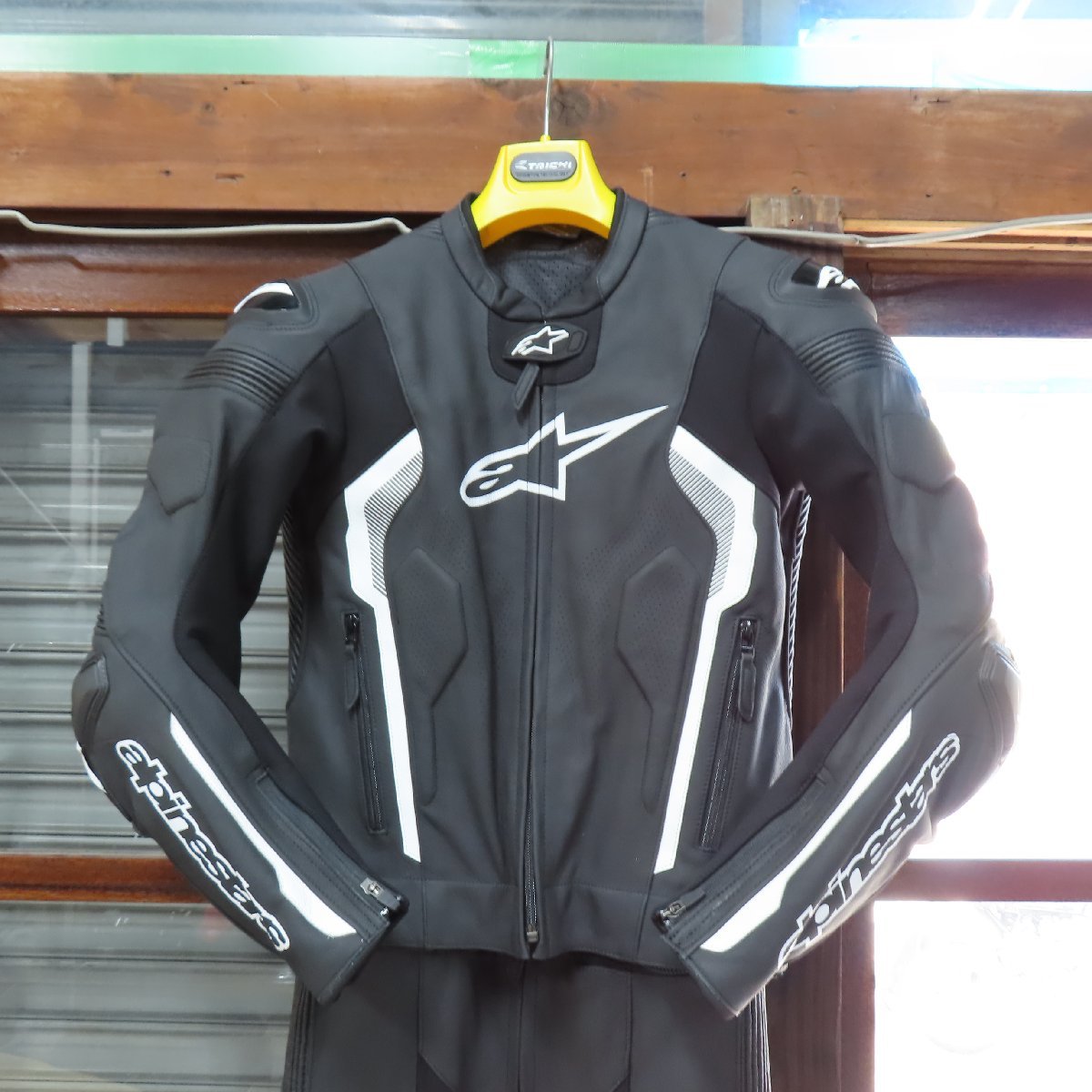 【新品未使用】alpinestars アルパインスターズ MISSILE V2 2PC レザースーツ サイズ48 バイク 二輪 レーシング サーキット 革ツナギ_画像2